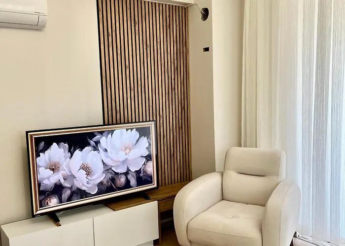 Comfy With Garden, Family Friendly In Lägenhet