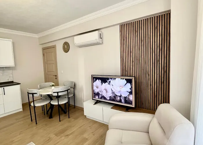 Comfy With Garden, Family Friendly In Lägenhet