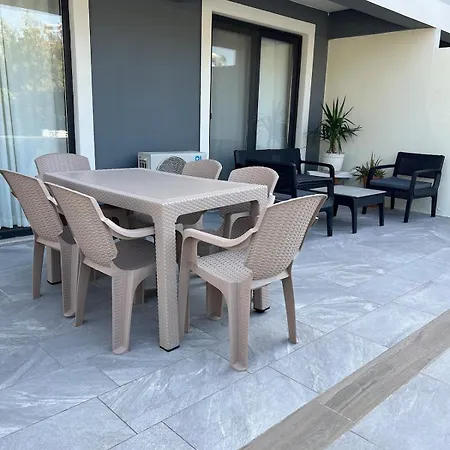 Comfy With Garden, Family Friendly In Apartament *