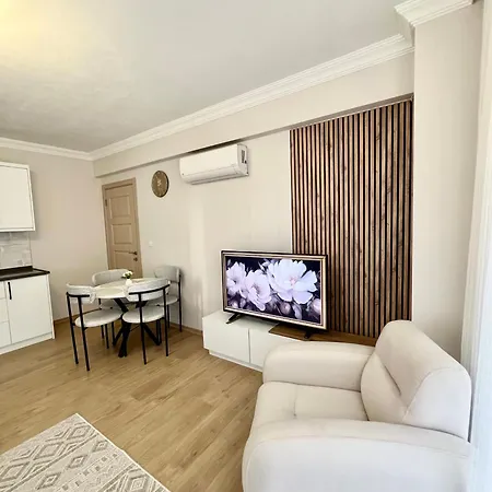 Comfy With Garden, Family Friendly In Apartament