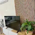 Comfy With Garden, Family Friendly In Διαμέρισμα