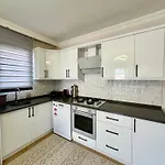 Διαμέρισμα Comfy With Garden, Family Friendly In *