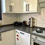 Comfy With Garden, Family Friendly In Διαμέρισμα *