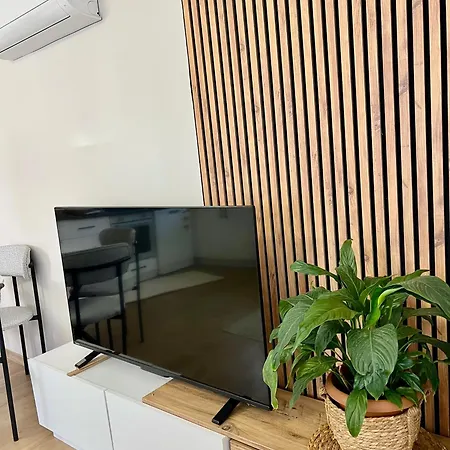 Comfy With Garden, Family Friendly In Apartman