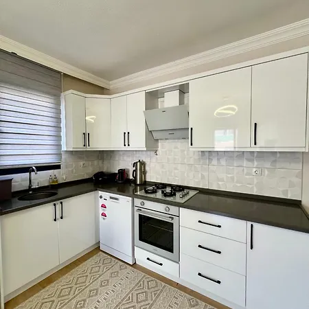 Apartman Comfy With Garden, Family Friendly In *