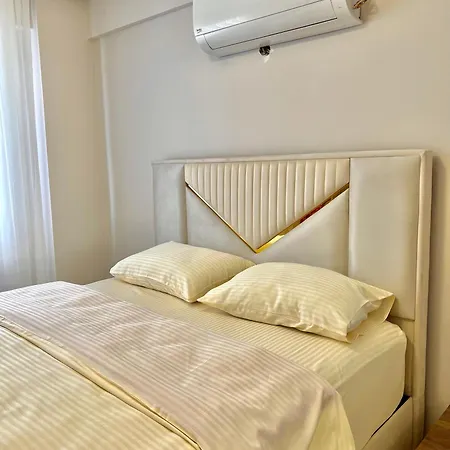 Apartman Comfy With Garden, Family Friendly In *