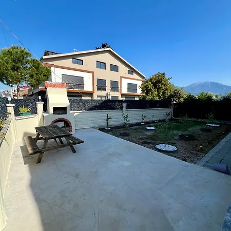 アパート Comfy With Garden, Family Friendly In
