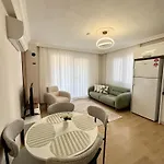 Comfy With Garden, Family Friendly In Apartment *